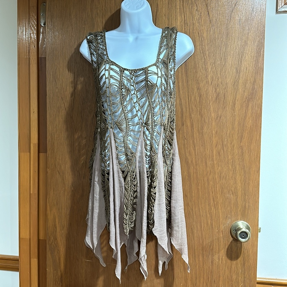 💚 BOGO 💚 Crochet A-lined tunic with handkerchief hem. Sz M.